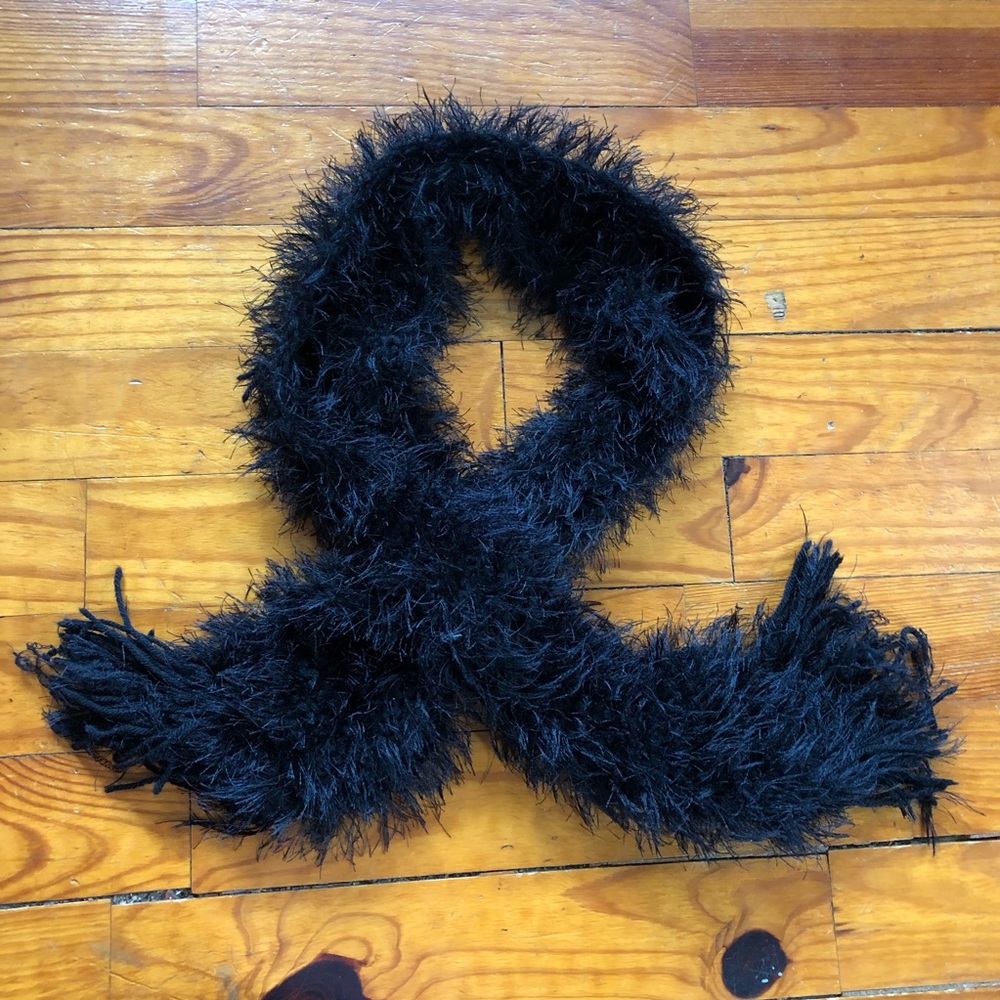 VTG EUC Y2K Black Fluffy Fringe Scarf